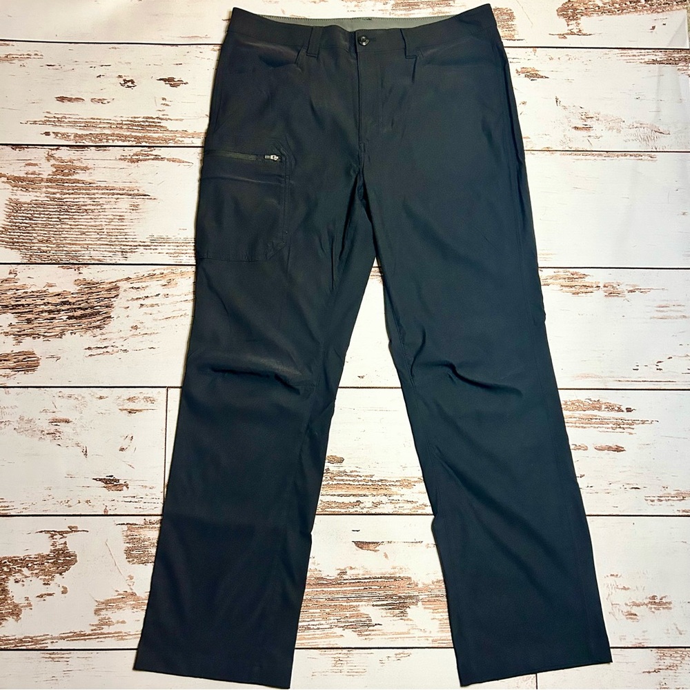 Eddie Bauer | Men’s Black Cargo Hiking Pants in size 34x32